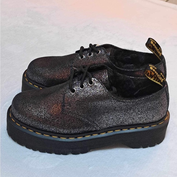 DR. MARTENS - 1461 FAUX FUR-LINED METALLIC LEATHER PLATFORM SHOES - Women's 9 - Picture 4 of 11